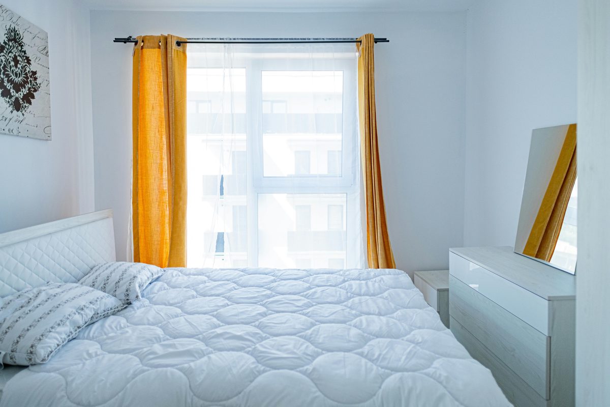 Dormitorio limpio con cama tendida como referencia de lavado de colchones a domicilio en Ancón